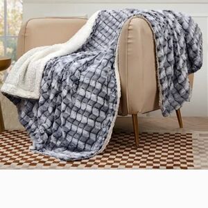 Elegant Gray and White Plush Throw Blanket